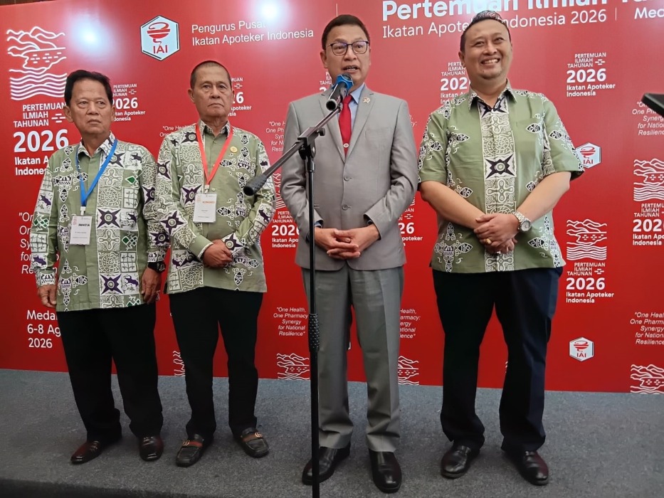WAWANCARA: Kepala BPOM Prof dr Taruna Ikrar, MBiomed, MD, PhD, saat diwawancai wartawan, didampingi Ketua PP IAI Lilik Yusuf Indrajaya, Ketua IAI Sumut Agustama dan lainnya.
