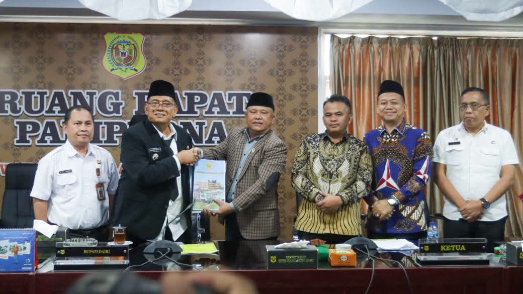 SERAHKAN: Bupati Dairi Ir Vickner Sinaga (2kiri) serahkan draf KUA-PPAS RAPBD Dairi tahun anggaran 2027 kepada Ketua DPRDSabam Sibarani, Rabu (5/8). (RUDY SITANGGANG/SUMUT POS).