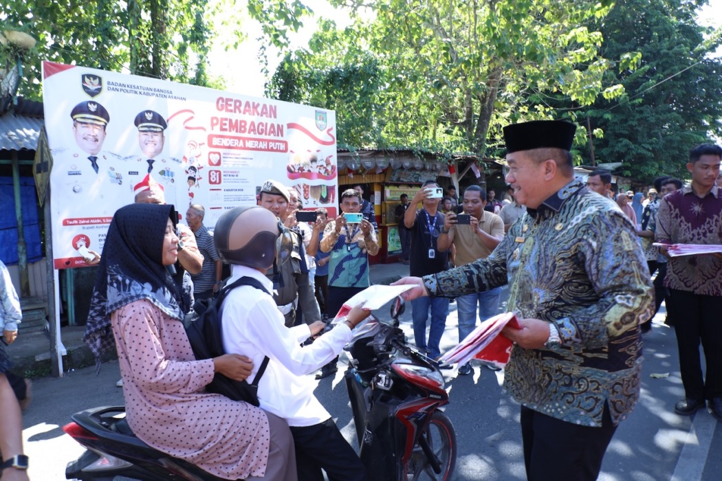 BAGIKAN BENDERA: Bupati Asahan Taufik Zainal Abidin SSos MSi memimpin Gerakan Pembagian Bendera Merah Putih di Jalan Madong Lubis, tepat di depan SMP Negeri 1 Kisaran, Kamis (6/8) pukul 09.00 WIB.