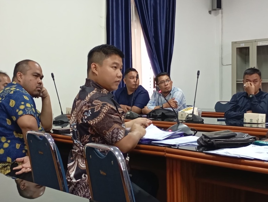RDP: Dedy Irawan pemilik lahan 6 ha memberikan penjelasan pada Anggota DPRD Deliserdang  dalam RDP lintas komisi di Kantor DPRD Deliserdang, Kamis (6/8).