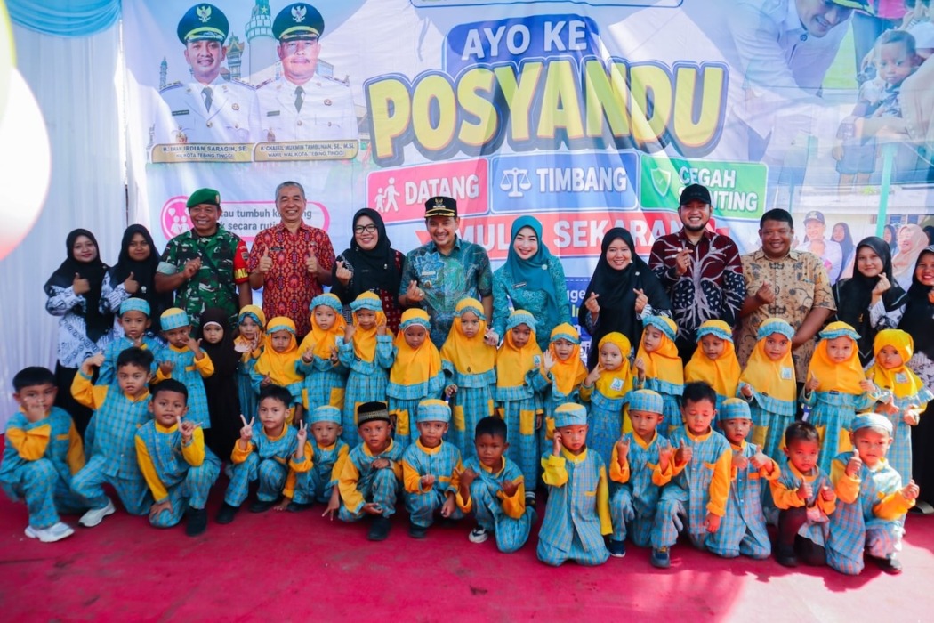 PEMBUKAAN: Wali Kota Tebingtinggi H Iman Irdian Saragih didampingi Sekdako Erwin Suheri Damanik, Ketua TP PKK Kota Tebingtinggi Ny Hj Susmira Wanti Iman Irdian, serta jajaran terkait berfoto bersama anak-anak usai membuka Germas dalam ISPS Kota Tebingtinggi Tahun 2026 di Pustu Persiakan, Kecamatan Padang Hulu, Kamis (6/8/). (Azan purba/ sumutpos).