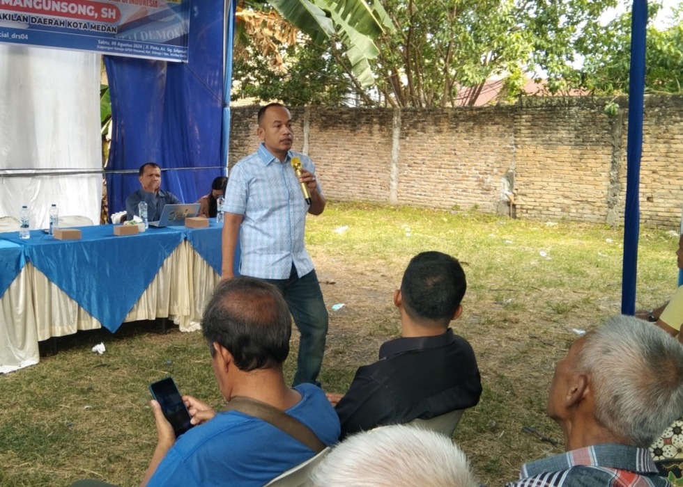 WASBANG: Wakil Ketua Fraksi Partai Demokrat DPRD Medan Dodi Robert Simangunsong SH ketika menggelar Pembinaan Ideologi Pancasila dan Wawasan Kebangsaan di Jalan Pintu Air Gang Selamat, Kelurahan Sitirejo, Medan Kota, Sabtu (8/8).