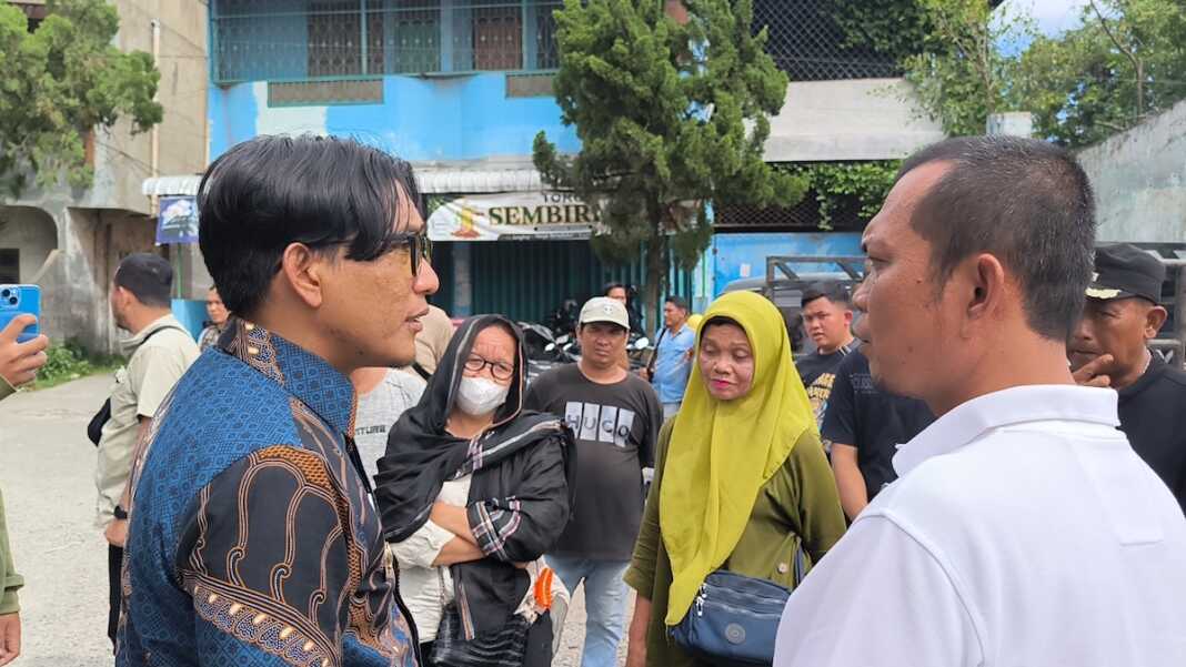 MELIHAT: Wakil Wali Kota Binjai Hasanul Jihadi (kiri) saat turun melihat buruknya infrastruktur di seputaran Pasar Tavip. (Teddy Akbari/Sumut Pos)