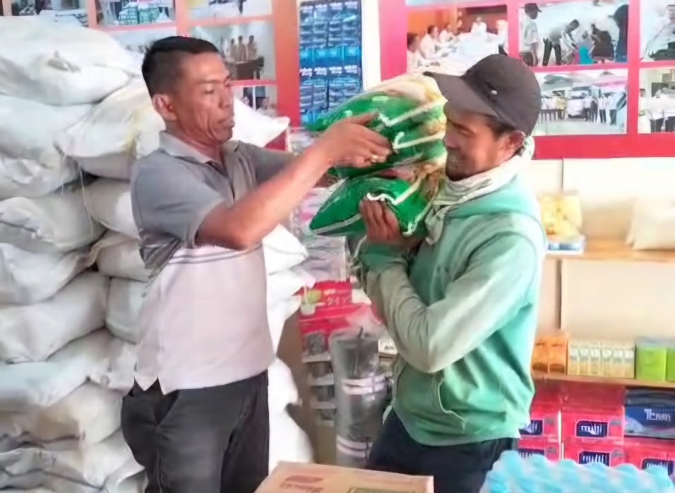 SALURKAN: Ketua KP-GTI, Suwarno saat menyalurkan bahan pangan kepada masyarakat.