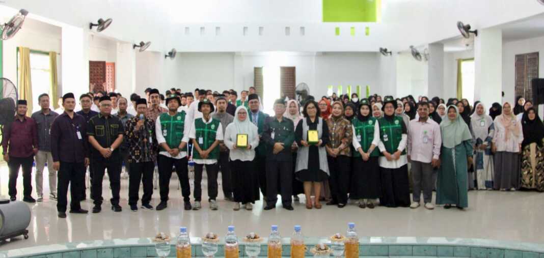 UNIVA MEDAN: Prof. Dr. Saiful Akhyar Lubis, M.A (tengah) bersama Trinovi Khairani Sitorus dan Murni Sari serta sivitas akademika Univa Medan. (Istimewa/Sumut Pos)