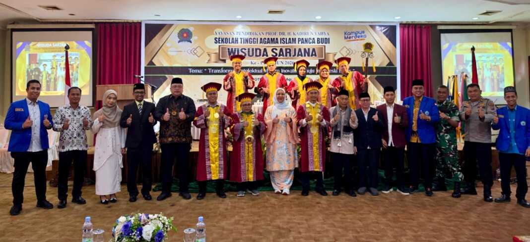 PANCA BUDI: Yasmin Siti Khadijah (8 kiri) bersama senat dan undangan wisuda sarjana STAI Panca Budi, Sabtu (1/8). (Istimewa/Sumut Pos)