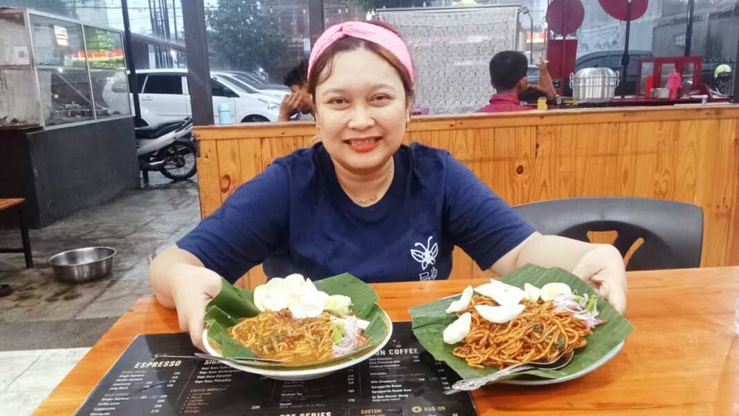 MIE ACEH: Ayu Kurnia Sari, S.E, M.Si, Ak, CA dengan usaha mie Aceh goreng dan kuah di Jalan Sunggal Medan. (Deddi Mulia Purba/Sumut Pos)