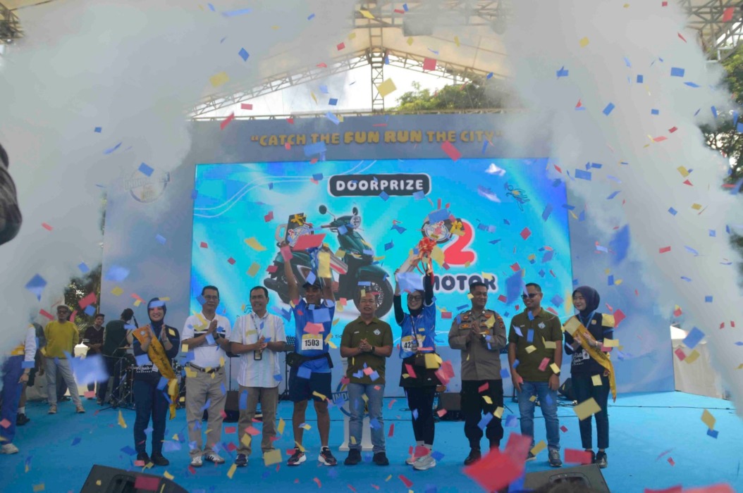 Pimpinan Indomaret Bersama 2 Orang Pemenang Hadiah Utama Doorprize 2 Unit Motor. Foto: Hotman Simbolon/Sumut Pos