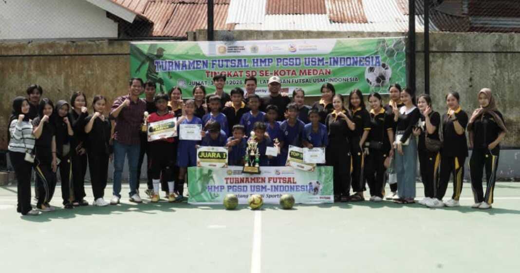 HMP PGSD: Juara turnamen futsal tingkat SD yang diadakan HMP PGSD FKIP USM Indonesia menerima hadiah. (Istimewa/Sumut Pos)