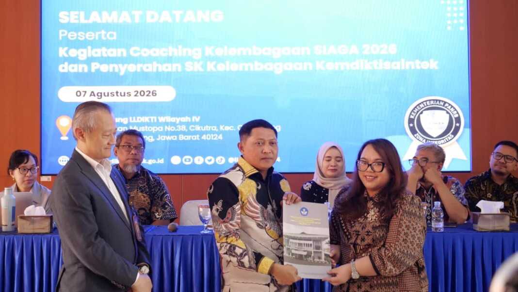 TERIMA SK: Dr. Christin Agustina Purba, M.Si (kanan) menerima SK Izin Program Studi Kedokteran Gigi Program Sarjana dan Program Profesi Dokter Gigi Universitas Lintas Internasional Indonesia yang diserahkan kepala LLDikti Wilayah IV. (Istimewa/Sumut Pos)