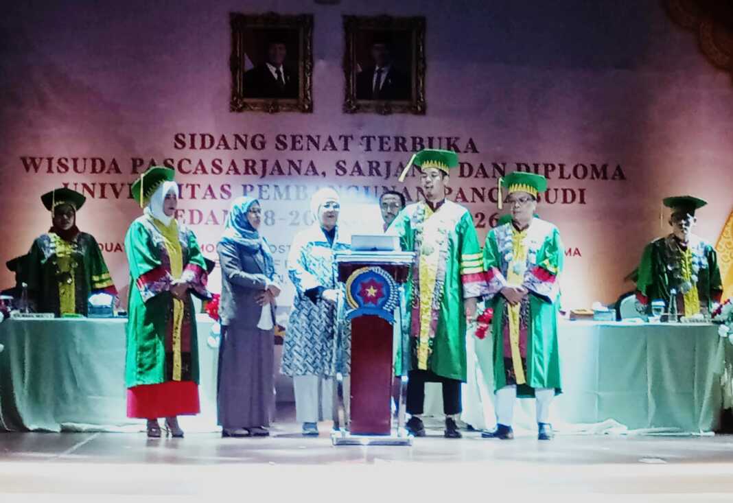 UNPAB: H. Abdul Razak Nasution, S.H.Int, M.Sc (2 kanan) bersama Prof. Dr. Hj. Nurhayati, M.Ag dan Dra. Hj. Yasmin Siti Khadijah melauching program studi pendidikan guru madrasah ibtidaiyah Unpab pada kegiatan wisuda, Selasa (18/8). (Deddi Mulia Purba/Sumut Pos)