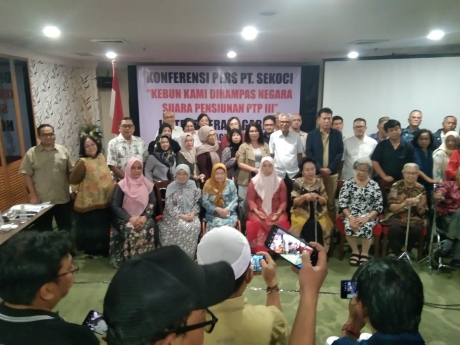 Sejumlah pensiunan PTP III yang menjadi pendiri, pemegang saham, dan pengurus PT Sekoci menggelar konferensi pers terkait pengambilalihan pengelolaan kebun sawit seluas 358,17 hektare di Kabupaten Langkat, Sumatera Utara, Selasa (18/8/2026). Foto: Ade Zulfi/Sumut Pos
