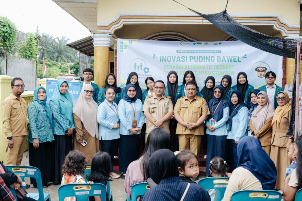 Tim Dosen Poltekkes Kemenkes Medan saat melakukan pengabdian masyarakat besama mahasiswa, Bapak Kapus (Kepala Puskesmas) Binjai Estate : Daniel Hutapea, S.Kep., Ners. dan Bapak Lurah Binjai Estate : Yodi Putamasika, S.Si, M.Si saat melakukan kegiatan pengabdian kepada masyarakat dengan tema 