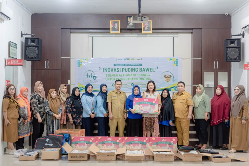 Tim Dosen Poltekkes Kemenkes Medan menyerahkan Antropometri kit ke mitra sasaran yaitu Puskesmas Binjai Estate bersama Plt Kadis Kesehatan Kota Binjai Bapak Desman SKM, MKM, (Kepala Puskesmas) Binjai Estate : Daniel Hutapea, S.Kep., Ners dan para kader posyandu. (Foto: Istimewa)