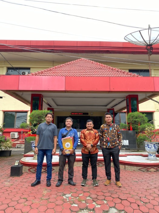 Pengacara Yosua Tahyudi R Panjaitan dari YTRP Law Office saat melapor ke Polda Sumut. Sumut Pos/Dokumen Pribadi