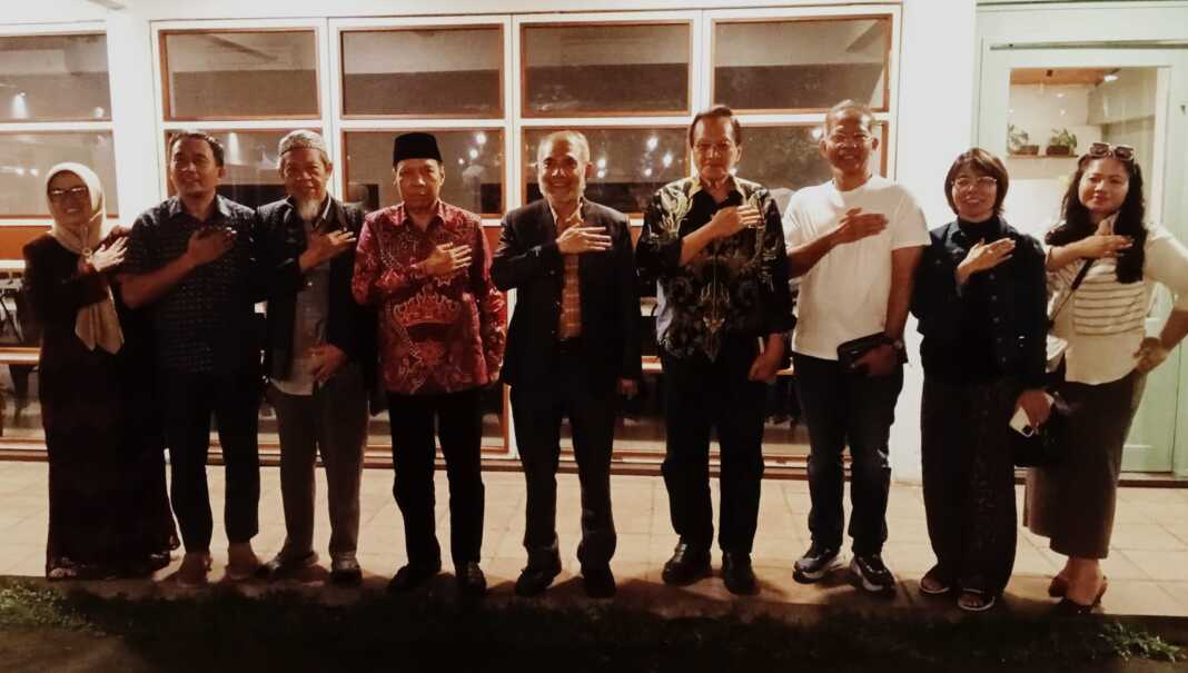 DISKUSI PENDIDIKAN: Prof. Dr. Ir. H. Budi Djatmiko, M.Si, M.E.I bersama pimpinan PTS dan pengurus Aptisi di Sumut. (Deddi Mulia Purba/Sumut Pos)