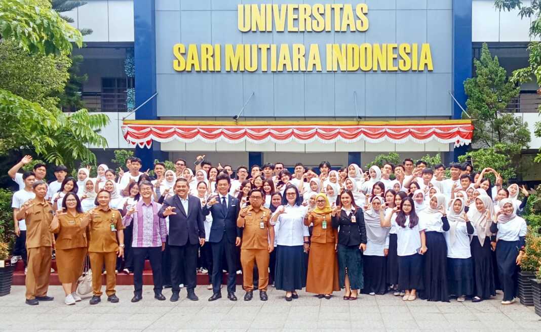 USM INDONESIA: Suzuki Yuushi (4 kiri), Ramaddan Siregar, S.K.M, M.K.M, Tsugeno Takashi, Dr. Parlindungan Purba, M.M dan Prof. Dr. Ivan Elisabeth Purba, M.Kes bersama undangan grand opening Our Blooming Academy Medan Onodera User Run di USM Indonesia. (Istimewa/Sumut Pos)