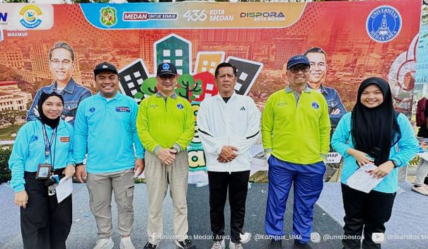 CFD UMA: Rektor UMA (3 kiri) menghadiri kegiatan CFD di Lapangan Merdeka Medan. (Istimewa/Sumut Pos)