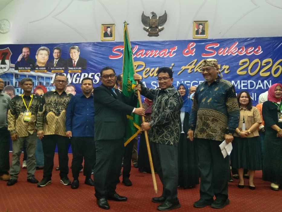 Ketua Umum demisioner DPP IKA SMAN 7 Medan Dr Dwi Sudharto (dua kanan) menyerahkan pataka kepada Ketua Umum terpilih DPP IKA SMAN 7 Medan Ir Malik Assalih Harahap ST, MM, IPM, ASEAN Eng., pada acara pengukuhan di Hotel Madani Medan, Minggu (2/8/2026)