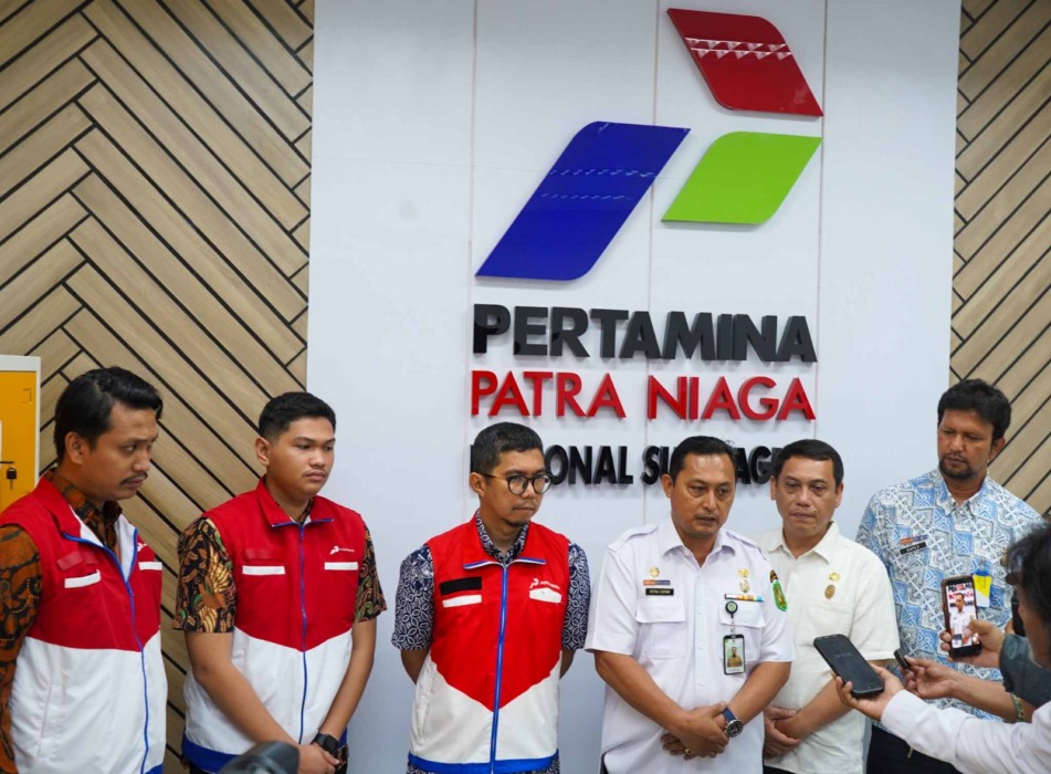Asisten Perekonomian dan Pembangunan Setda Kota Medan Citra Effendi Capah bersama jajaran Pertamina Patra Niaga Regional Sumbagut.