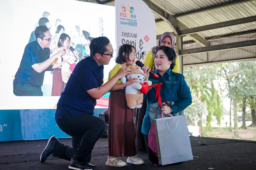 Wali Kota Medan Rico Tri Bayu Waas bersama Ketua TP PKK Kota Medan Airin pada momen Hari Anak Nasional.