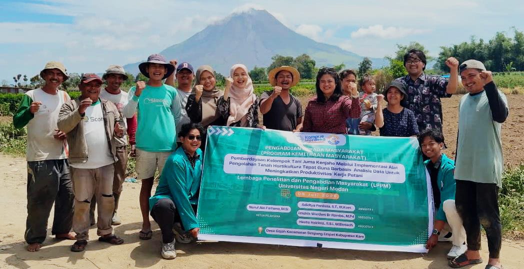 UNIMED::Tim PKM Unimed melaksanakan pemberdayaan Kelompok Tani Juma Kenjahe melalui implementasi alat pengolahan tanah hortikultura tepat guna. (Istimewa/Sumut Pos)