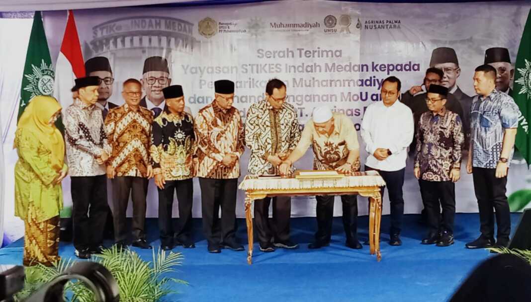 SERAH TERIMA: Prof. Dr. H. Haedar Nashir, M.Si (5 kiri) menyaksikan serah terima akuisisi STIKes Indah Medan kepada UMSU, Rabu (5/8). (Deddi Mulia Purba/Sumut Pos)