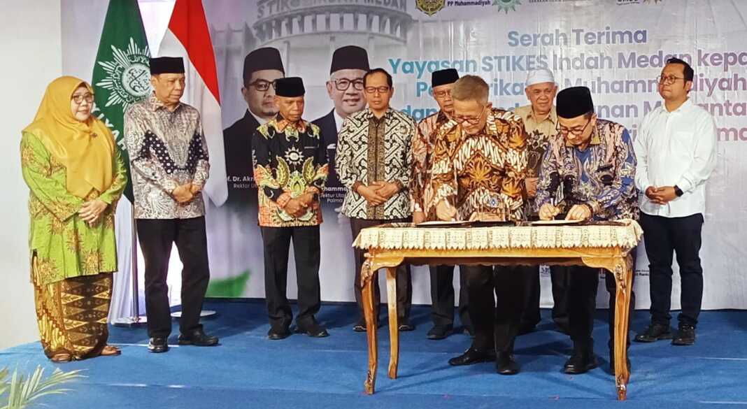 KERJA SAMA: Prof. Dr Akrim Lubis, M.Pd (kanan) dan Dr. Ir. Mohammad Abdul Ghani, M.Si menandatangani kerja sama UMSU dengan PT Agrinas Palma Nusantara (Persero). (Deddi Mulia Purba/Sumut Pos)