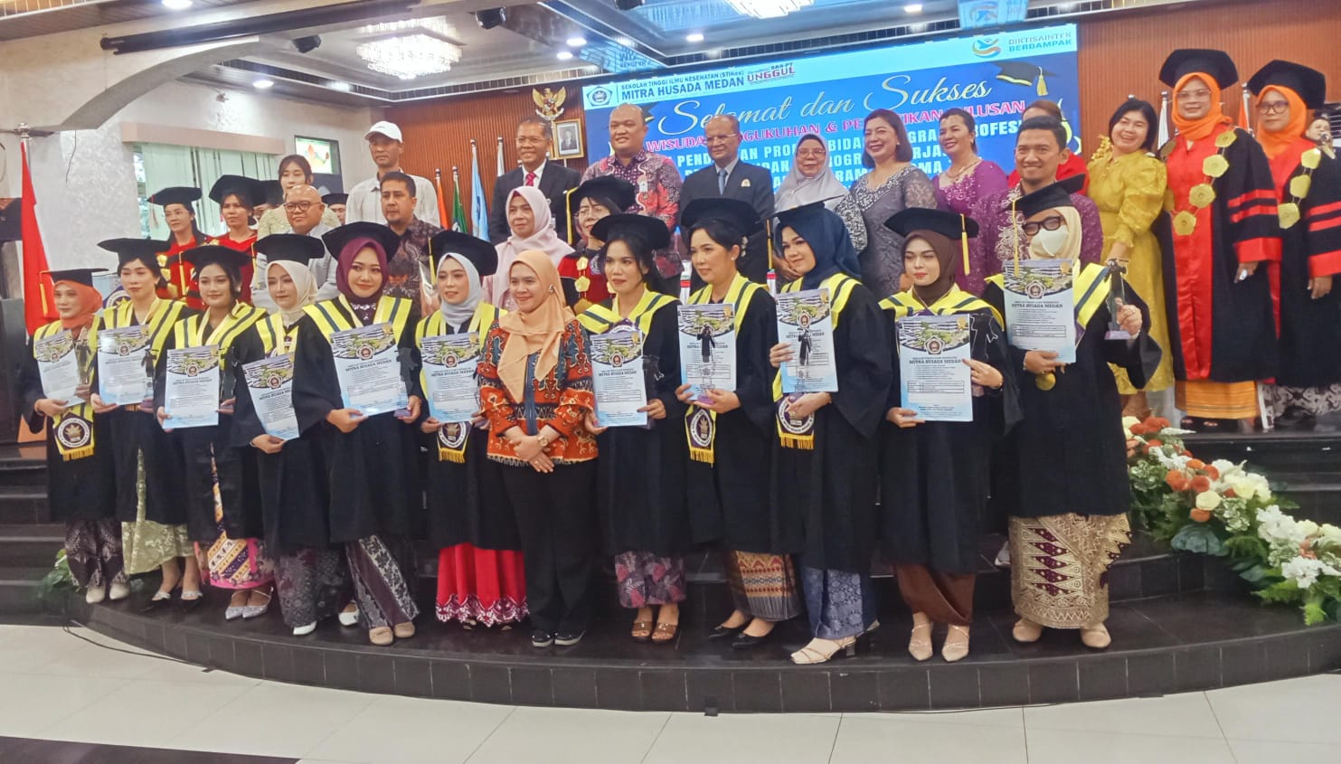 Ketua KKI Hadiri Wisuda Lulusan STIKes Mitra Husada Medan: Hasilkan Tenaga Kesehatan yang Profesional & Berstandar Internasional