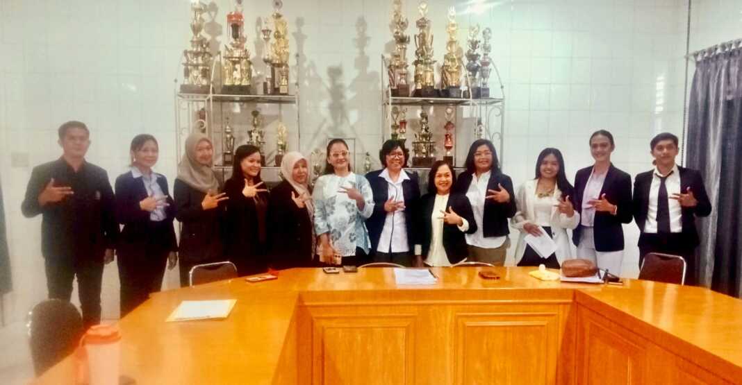 ILMU KOMUNIKASI: Dr. Saurma MGP Siahaan, M.I.Kom (5 kanan) bersama dosen dan mahasiswa Program Studi Ilmu Komunikasi USM Indonesia. (Deddi Mulia Purba/Sumut Pos)