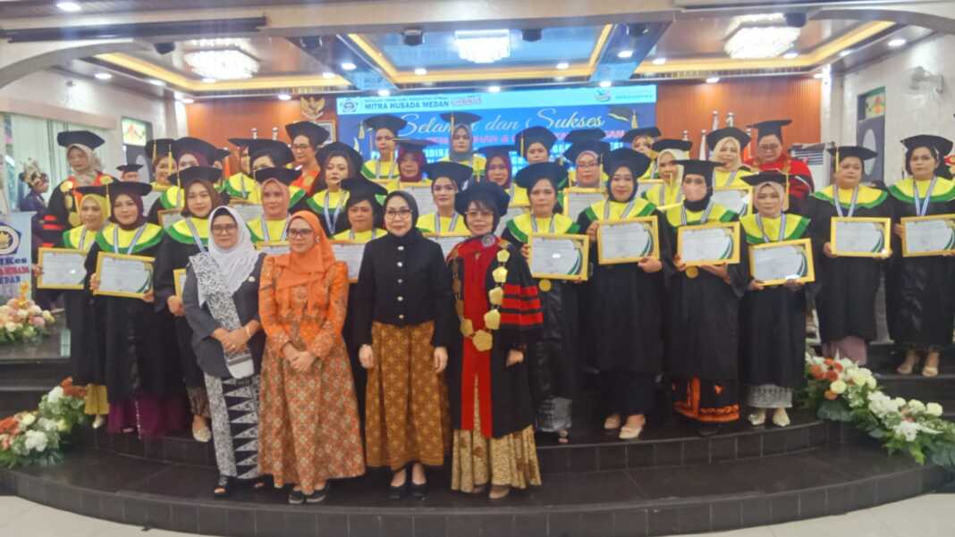 MITRA HUSADA: Dr. Siti Nurmawan Sinaga, M.Kes (kanan) bersama Dr. drg. Arianti Anaya, M.K.M, Gita Nirmala Sari, M.Keb, Ph.D dan Betty Mangkuji, SST, Bdn, M.Keb dan wisudawati STIKes Mitra Husada Medan berprestasi, Sabtu (15/8). (Deddi Mulia Purba/Sumut Pos)