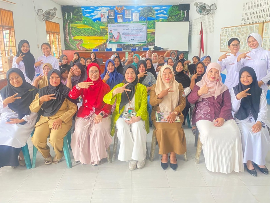 Tim Dosen Poltekkes Kemenkes Medan saat pelaksana Program Pengembangan Desa Mitra (PPDM) melaksanakan kegiatan Pencegahan Preeklamsia melalui Edukasi dan Pengendalian Faktor Risiko Preeklamsia pada Perempuan Masa Pra Konsepsi di Desa Tandem Hilir II, Kecamatan Hamparan Perak, Kabupaten Deli Serdang.