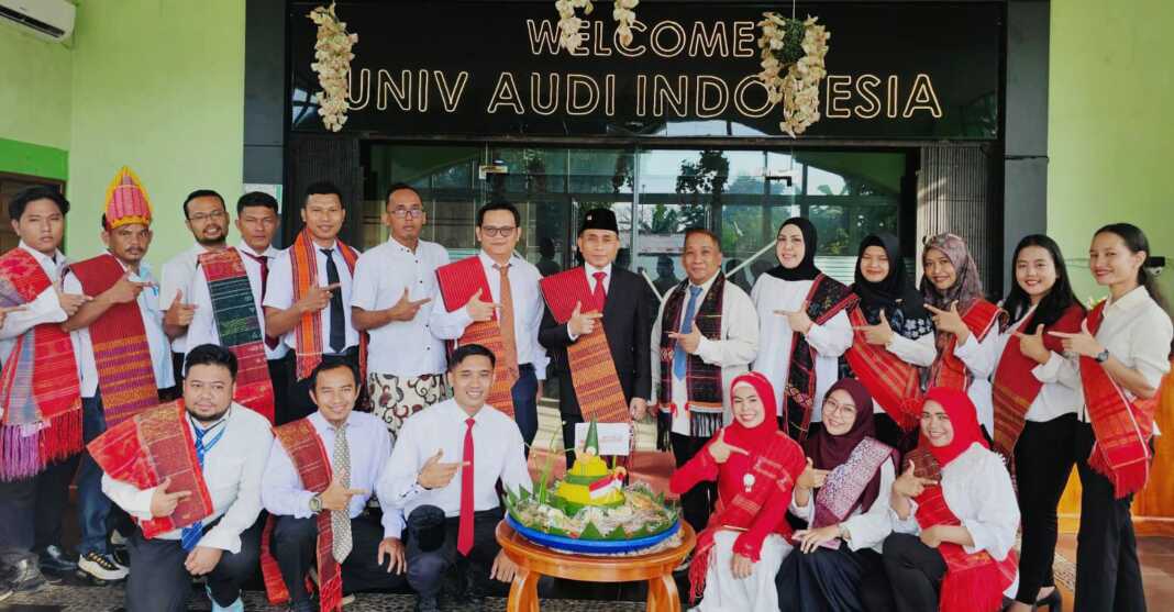 HUT RI: Potong tumpeng mewarnai HUT RI usai upacara bendera di Universitas Audi Indonesia. (Istimewa/Sumut Pos)