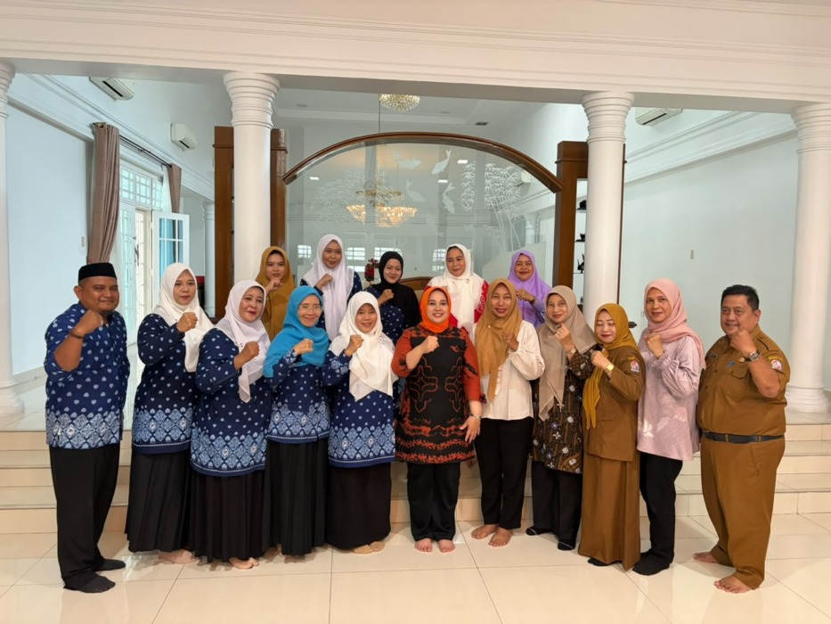 Bunda PAUD Deli Serdang Ny Hj Jelita Asri Ludin Tambunan (tengah) bersama Ketua HIMPAUDI Deli Serdang Dr Arie Dwi Ningsih ST MPd dan pengurus lainnya saat beraudiensi baru-baru ini.