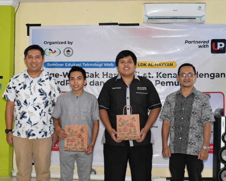 Heri Syahputra dan Syahril Rudi Siregar saat melaku seminar di Universitas Budidarma.