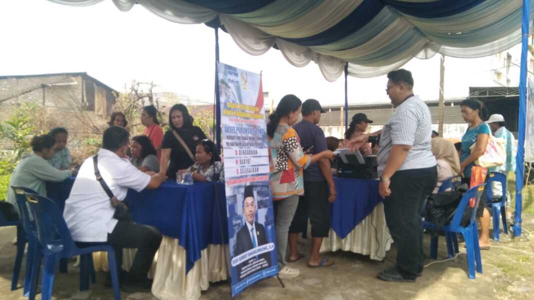 Warga memadati Posko Pelayanan Masyarakat Keliling di Jalan Turi, Kelurahan Sudirejo I, Medan Kota yang diinisiasi Anggota DPRD Medan Dodi Robert Simangunsong, Jumat (21/8/2026. Foto: Istimewa