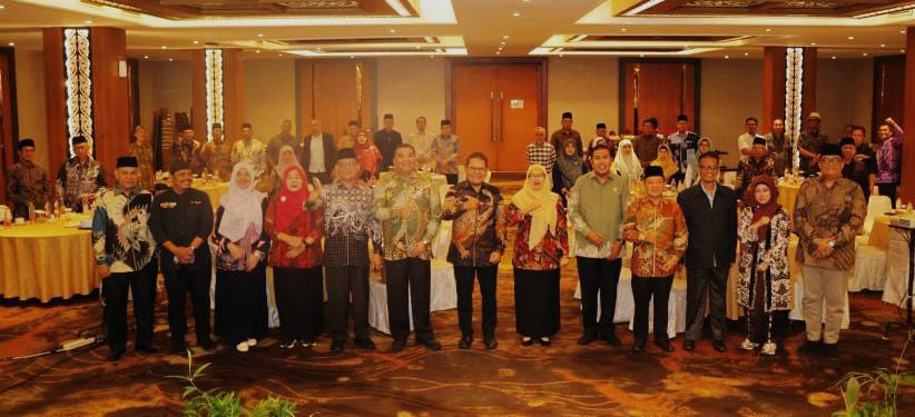 GURU BESAR: Prof. Dr. Ir. Ari Purbayanto, M.Sc (tengah) pada kegiatan forum guru besar dan penguatan mutu akademik UIN Sumatera Utara di Hotel Le Polonia Medan. (Istimewa/Sumut Pos)