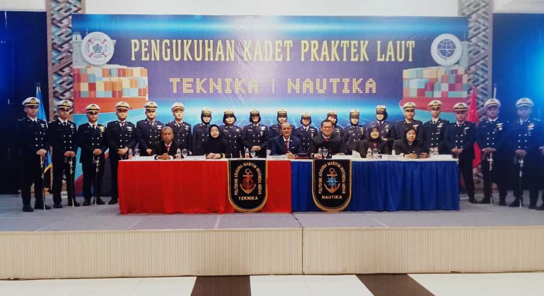 PENGUKUHAN KADET: Yuris Danilwan, S.E, M.Si, P.hD bersama direktur, wakil direktur dan ketua jurusan serta kadet praktek laut Politeknik AMI, Sabtu (22/8) pagi. (Deddi Mulia Purba/Sumut Pos)