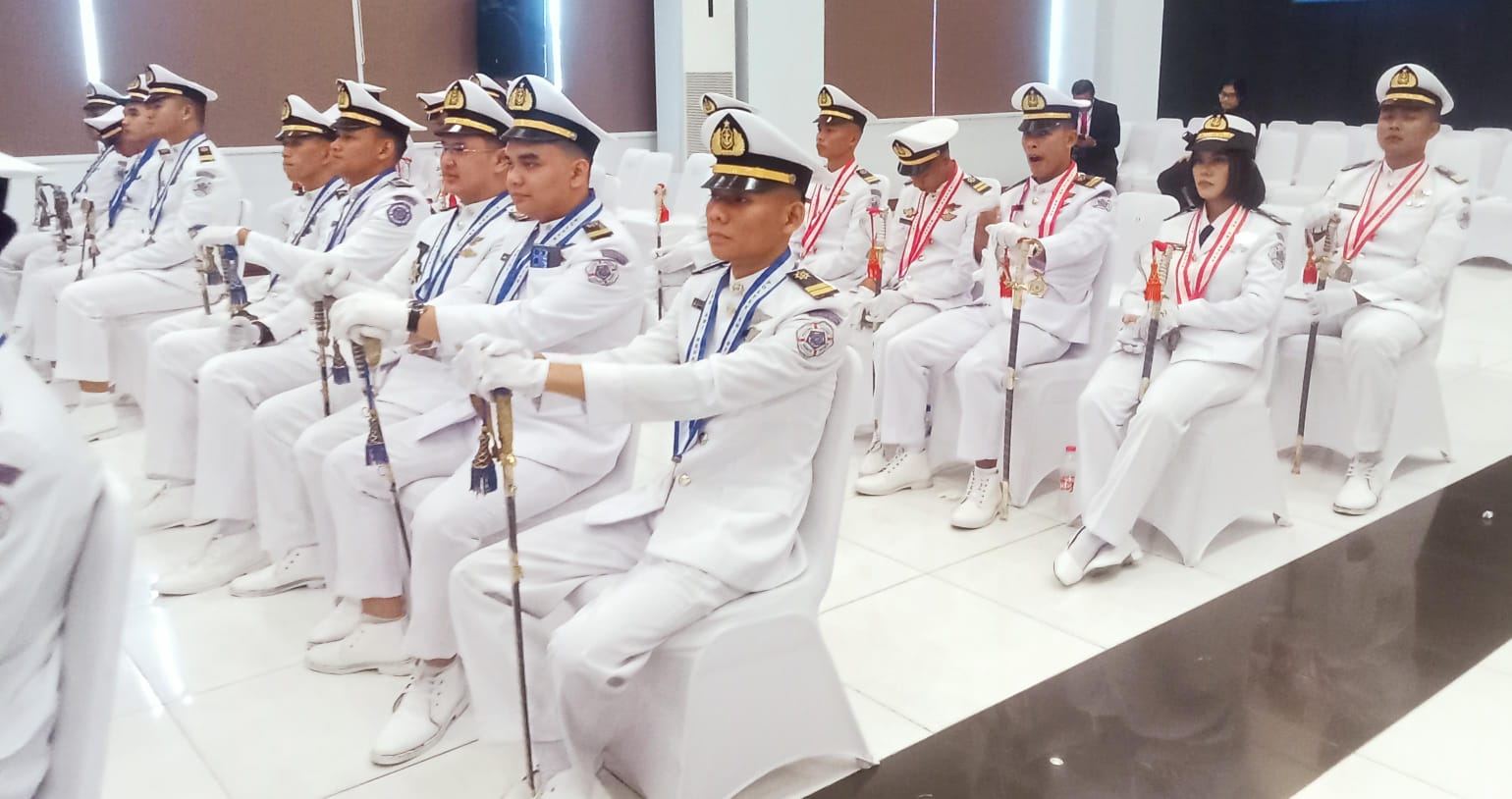 PELANTIKAN PERWIRA: Pelantikan perwira muda pelayaran besar Politeknik AMI, Sabtu (22/8) siang. (Deddi Mulia Purba/Sumut Pos)