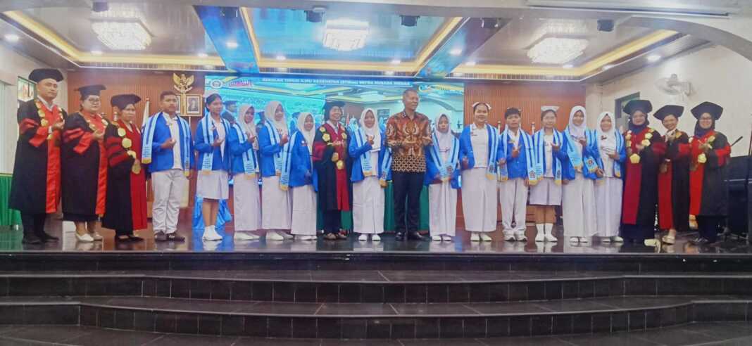 INAGURASI PKKMB: Dr. Imran Saputra Surbakti, M.M (tengah) dan Dr. Siti Nurmawan Sinaga, M.Kes bersama perwakilan mahasiswa baru STIKes Mitra Husada Medan yang mengikuti inagurasi PKKMB, Ahad (23/8) siang. (Deddi Mulia Purba/Sumut Pos)