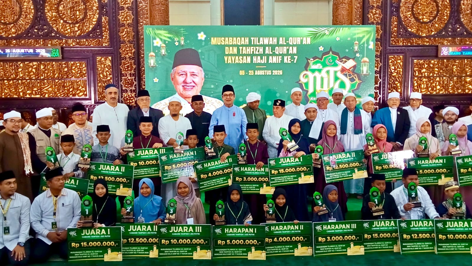 JUARA MTQ: Dr. H. Musa Rajekshah, M.Hum bersama undangan dan para juara MTQ ke-7 Yayasan Haji Anif di Masjid Al Musannif Percutseituan. (Deddi Mulia Purba/Sumut Pos)