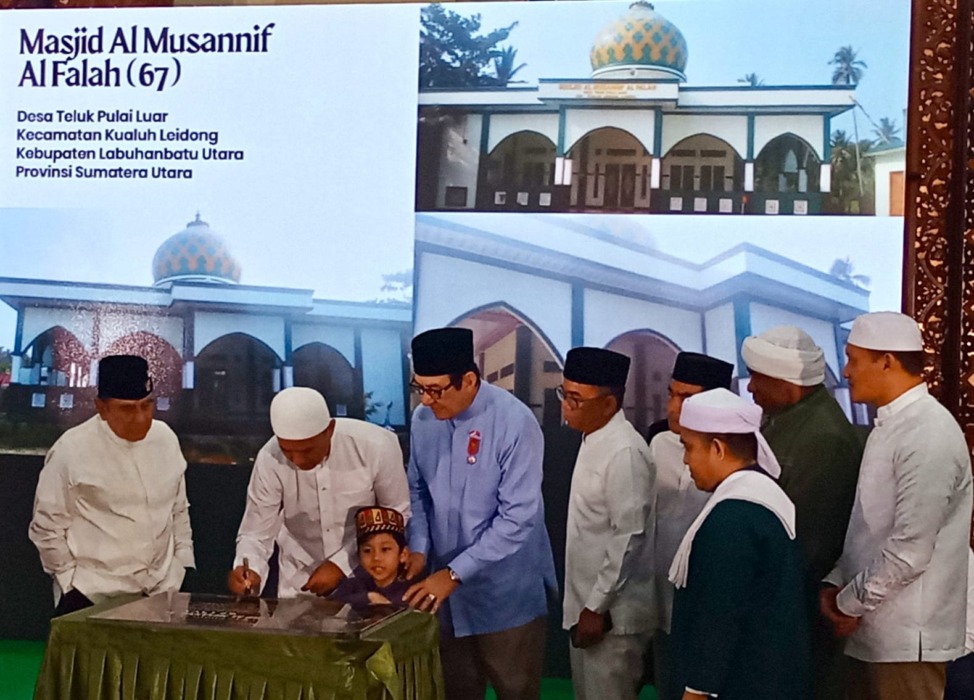 MASJID KE-67: Ketua Umum Yayasan Haji Anif Dr. H. Musa Rajekshah, M.Hum meresmikan Masjid Al Musannif Al Falah Desa Teluk Pulai Luar di Labuhanbatu Utara, Selasa (25/8). (Deddi Mulia Purba/Sumut Pos)