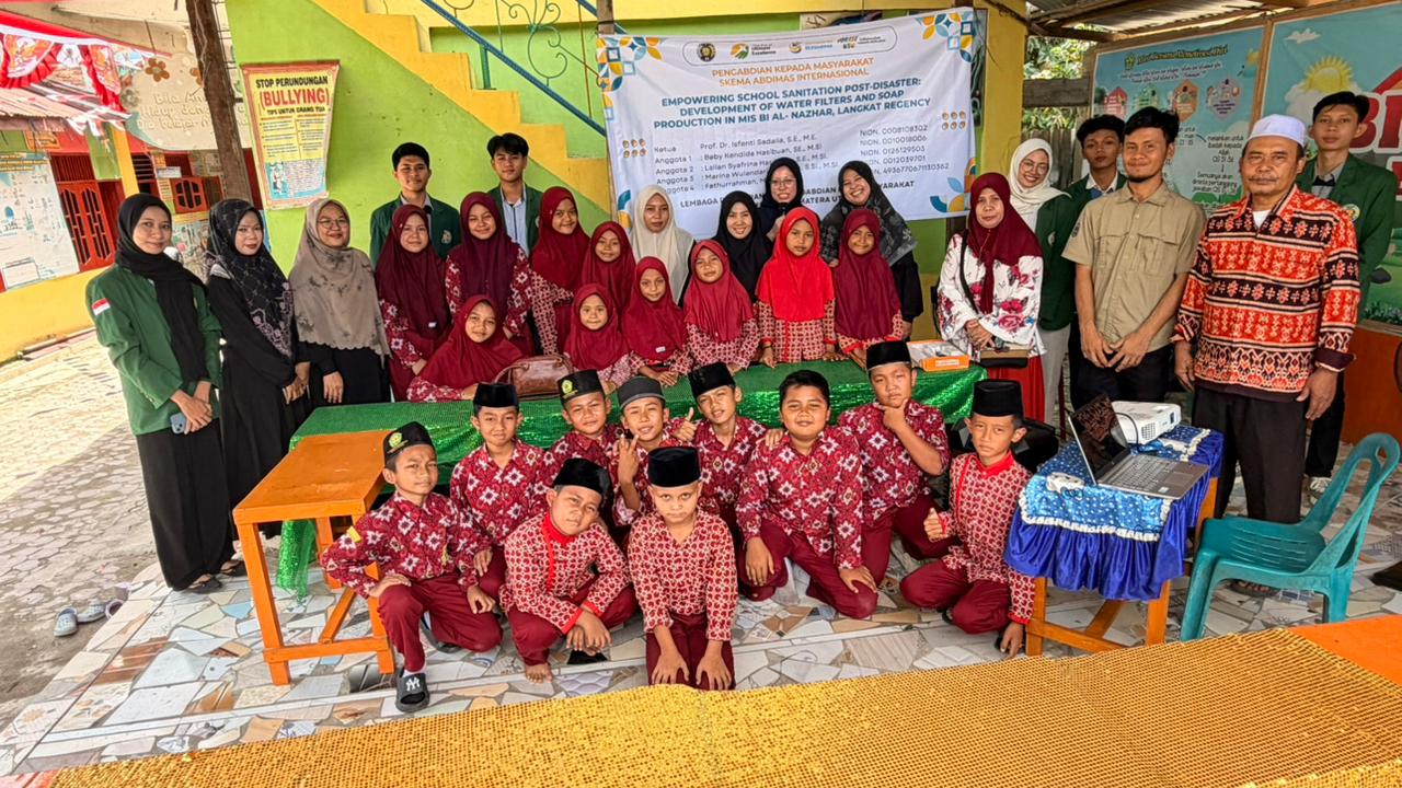 Fakultas Vokasi USU Berdayakan Sanitasi Sekolah Pascabencana Melalui Filter Air dan Sabun Sereh di Langkat