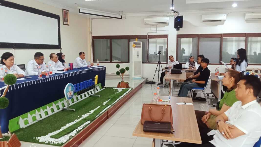 MAHASISWA UDA: Pertemuan mahasiswa dan mahasiswi UDA dengan pihak rektorat dan yayasan di aula LLDikti Wilayah I, Senin (31/8). (Deddi Mulia Purba/Sumut Pos)