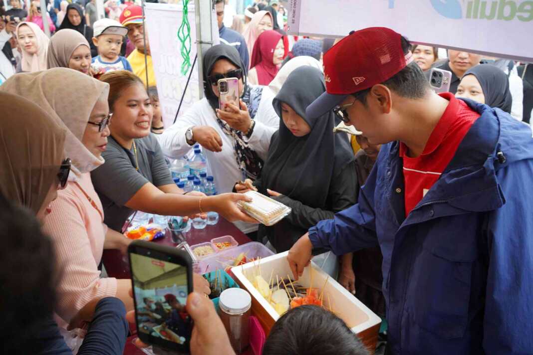 UMKM: Wali Kota Medan Rico Waas saat menyambangi UMKM di CFD Belawan.