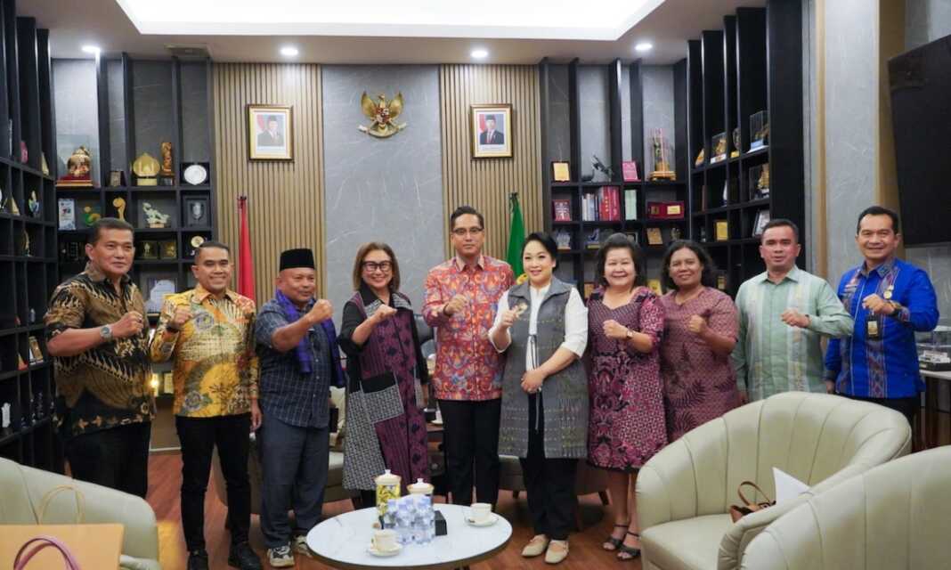 Wali Kota Medan Rico Waas saat menerima audiensi Ketum Dewan Pembina Yayasan Pahlawan Nasional Riahna Djamin Ginting.