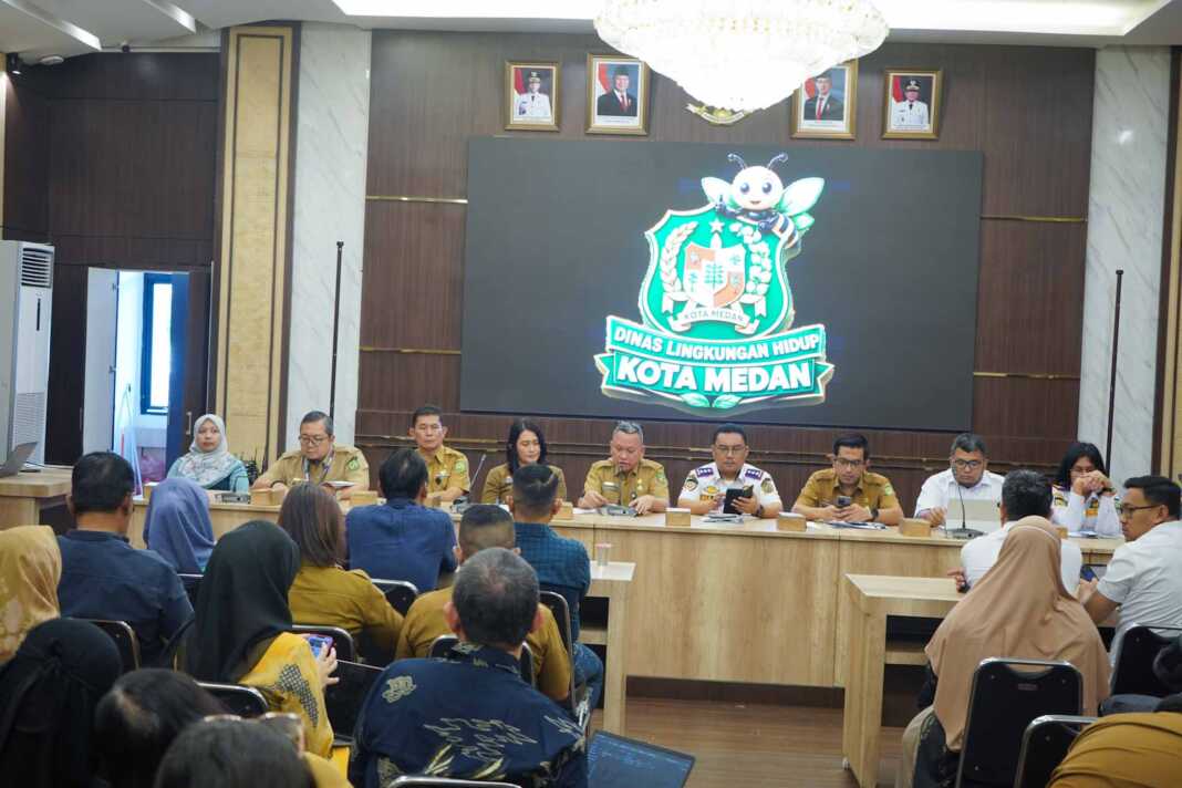 Kepala Dinas Lingkungan Hidup Kota Medan Melvin Marlabayana saat memberikan keterangan pers.