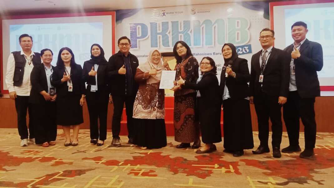 PENYERAHAN MAHASISWA: Perwakilan orangtua menyerahkan mahasiswa baru kepada Rektor Universitas Murni Teguh Seriga Banjarnahor, Ph.D (kanan) untuk dididik. (Deddi Mulia Purba/Sumut Pos)