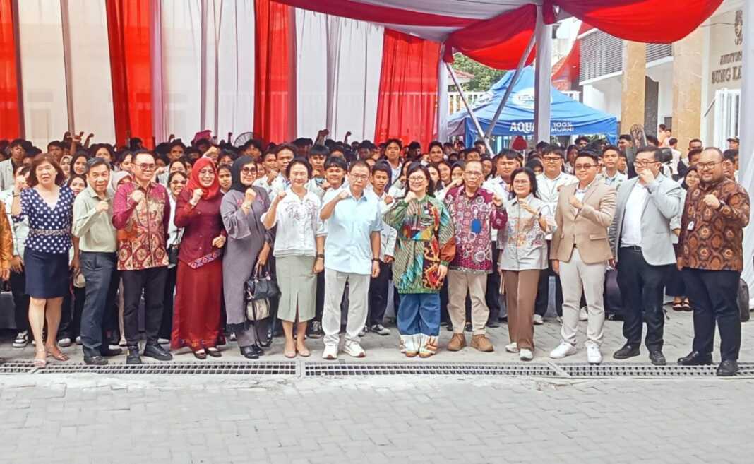 SATYA TERRA: Prof. Stella Christie, Ph.D (6 kanan) bersama dr. Sofyan Tan, peserta dan undangan PKKMB Universitas Satya Terra Bhinneka, Selasa (8/9). (Deddi Mulia Purba/Sumut Pos)