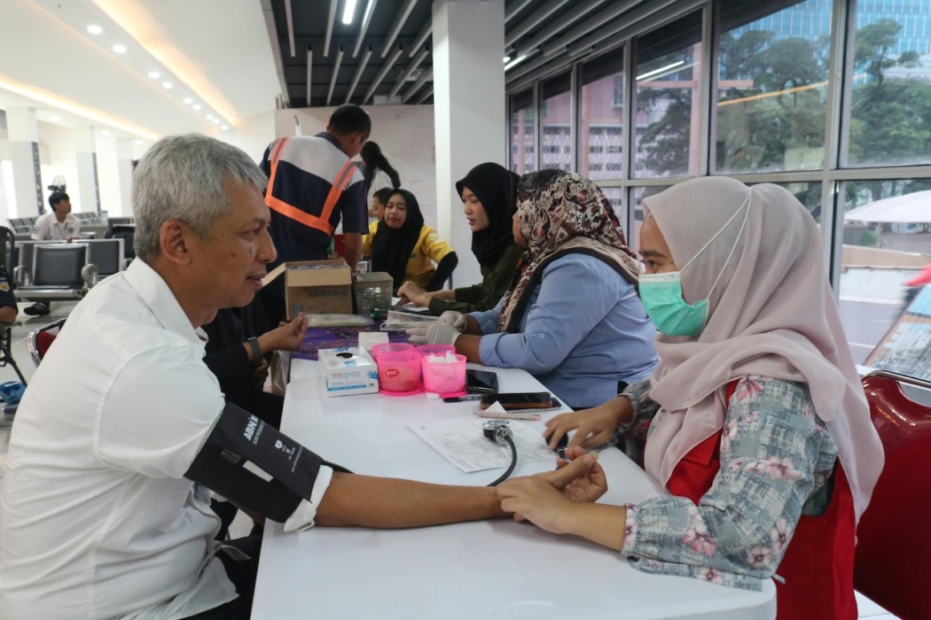 PT Kereta Api Indonesia (Persero) Divisi Regional I Sumatera Utara bekerja sama dengan Palang Merah Indonesia (PMI) menggelar kegiatan donor darah dan pemeriksaan kesehatan gratis di Stasiun Medan, Kamis (10/9).///(Dok : PT. KAI Divre I Sumut).